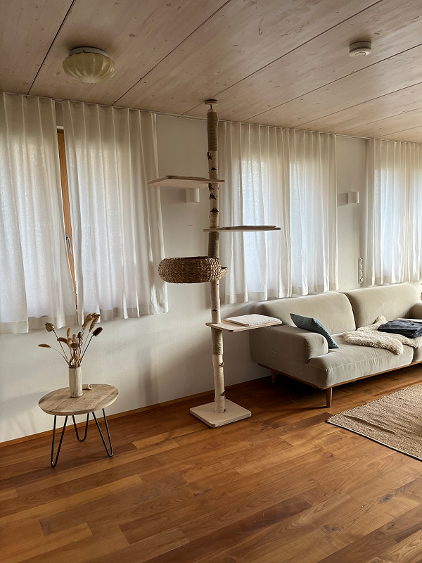 PURE SKY Deckenhoher Natur Kratzbaum Birke mit großen Liegeflächen