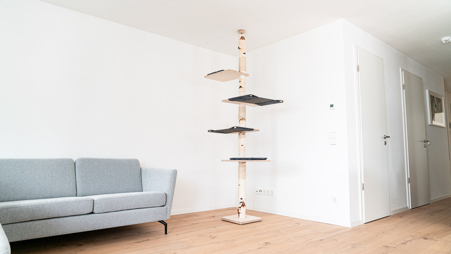 Deckenhoher Kratzbaum mit grauen Kissen