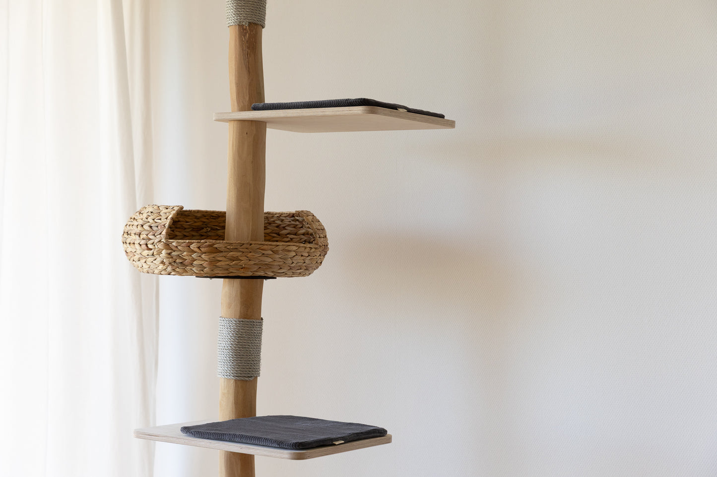 Nude SKY Deckenhoher Natur Kratzbaum mit großen Liegeflächen