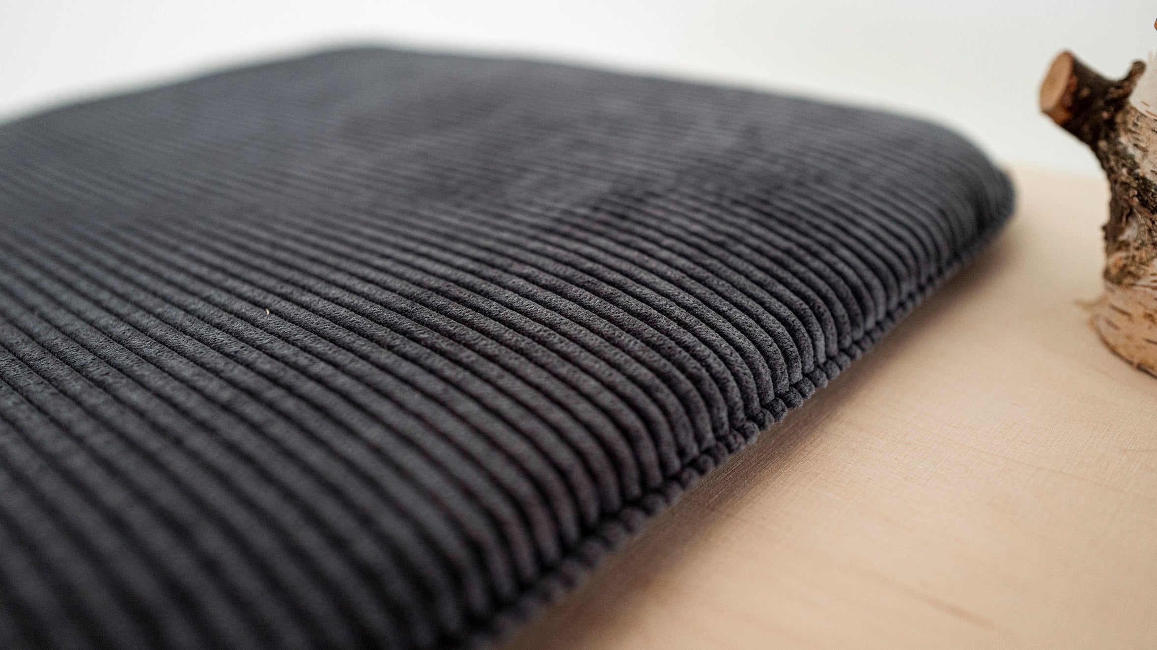 COZY CORD Liegekissen in Anthrazit – Nahaufnahme des Baumwoll-Cord-Bezugs