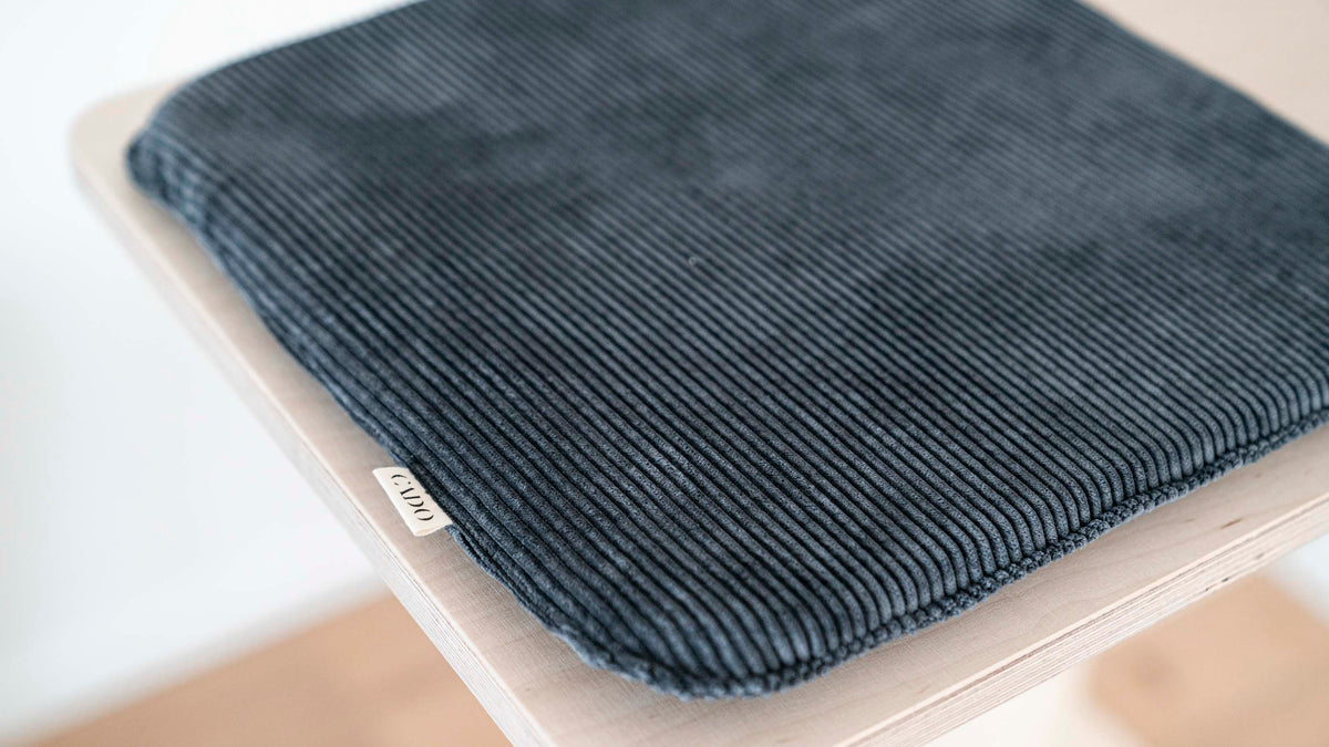 COZY CORD Liegekissen Anthrazit – Detail von Cord-Bezug und CADO-Label