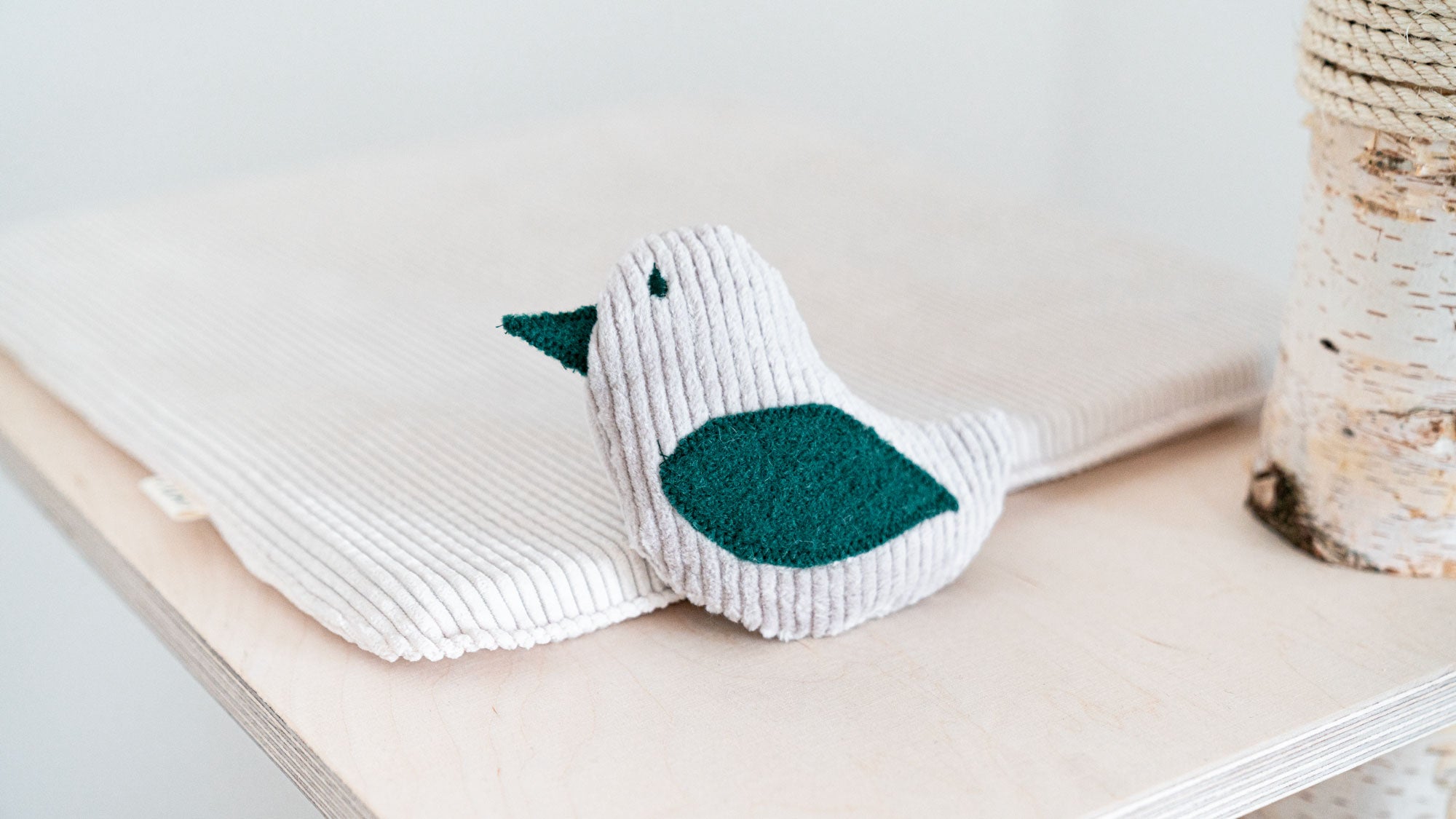 MINTY Katzenminzkissen Birdy in Vogelform, Creme mit grünem Bauch