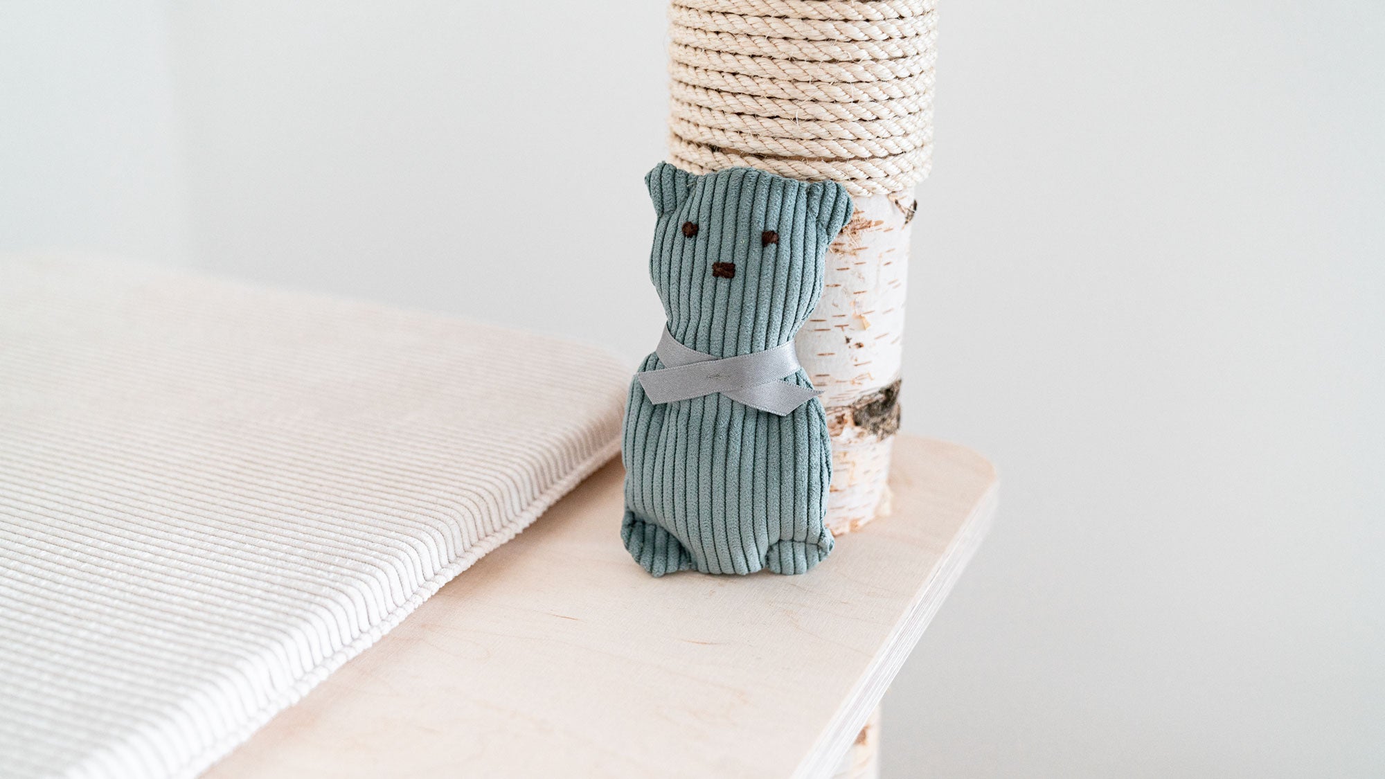 MINTY Katzenminzkissen Bär Bjørn aus grauem Cord mit Schleife
