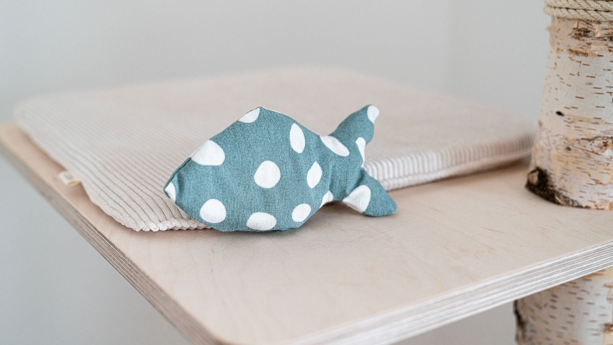 MINTY Katzenminzkissen in Fischform, türkis mit weißen Punkten, Nahaufnahme