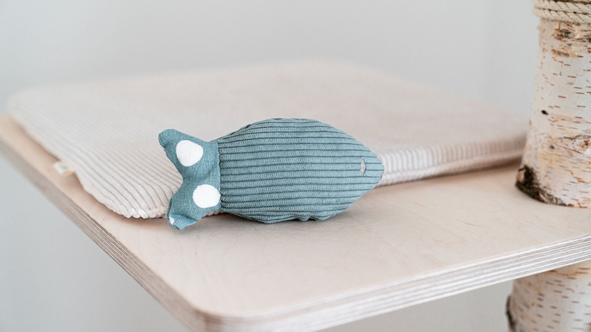MINTY Katzenminzkissen (Catnip) in Fischform, türkis mit weißen Punkten