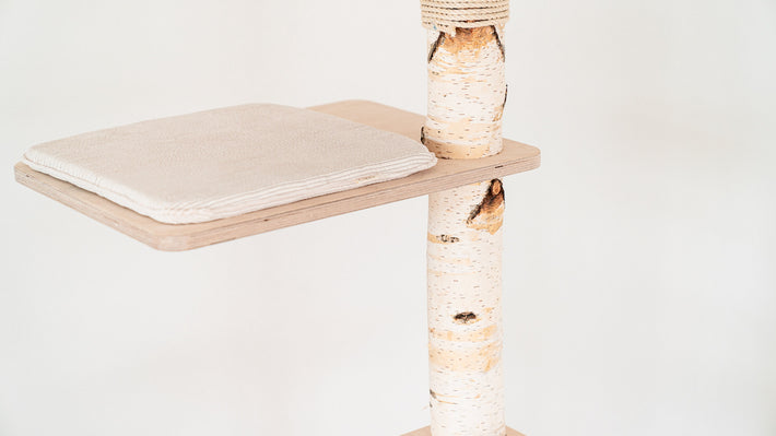 COZY CORD Liegekissen in Creme mit Kokosfaser-Polster auf einem CADO-Kratzbaum