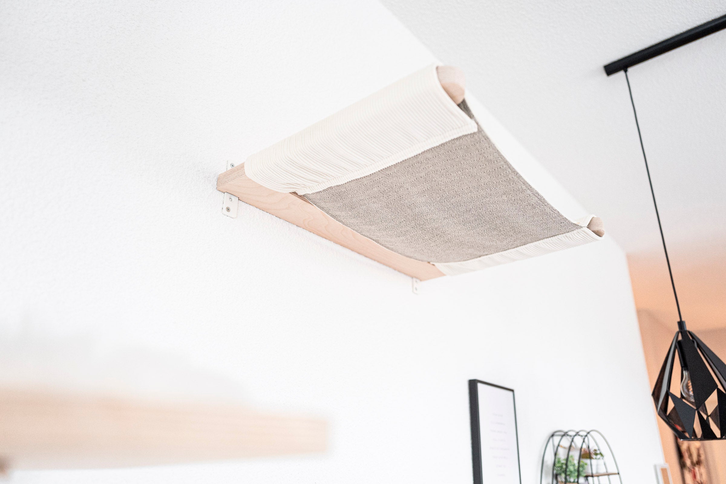 Untersicht der Katzenliege für die Wand – Cord-Bezug creme mit Leinen-Liegefläche und Birkenarmen