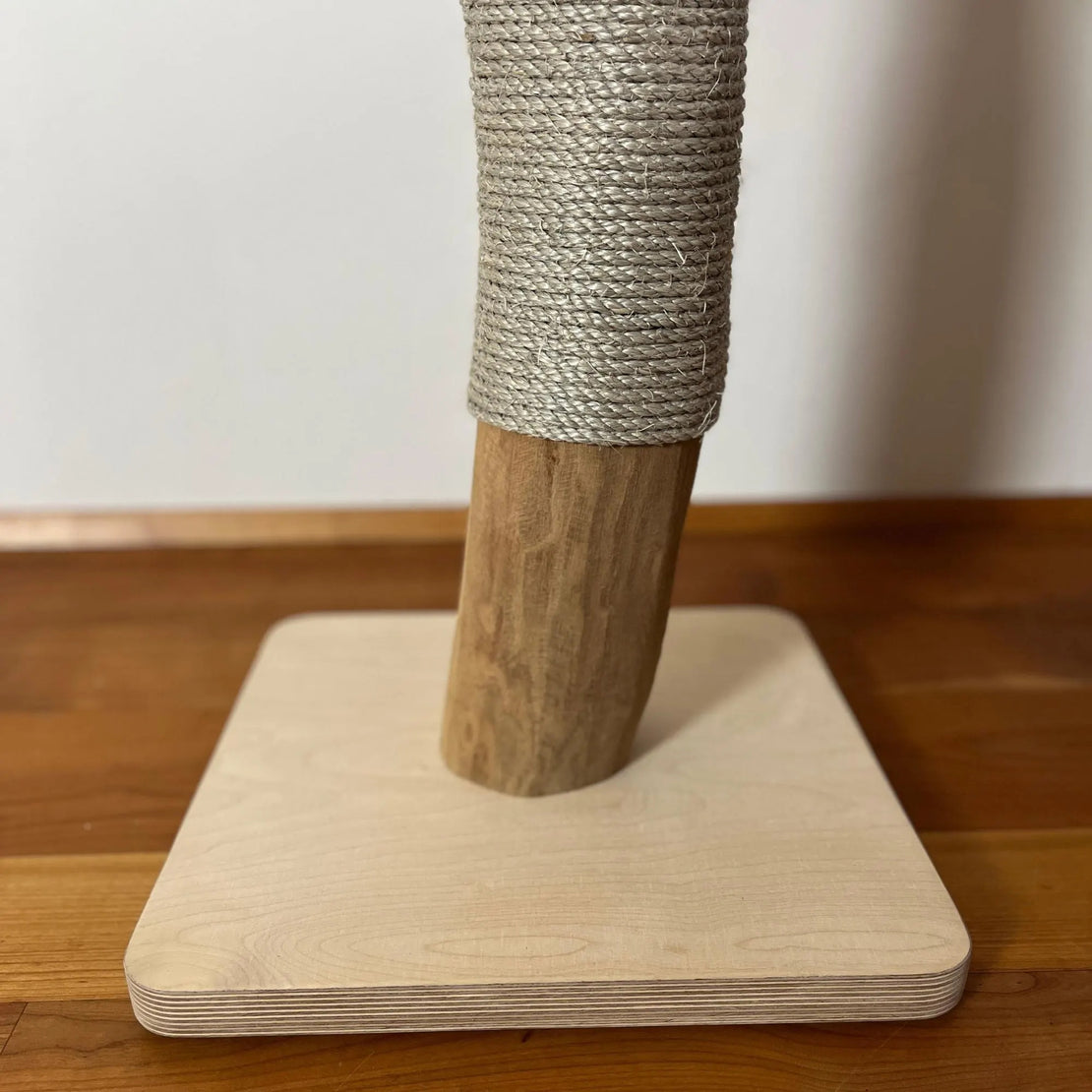 NUDE SKY – Detail von Standfuß, Robinienstamm und Sisal am Naturstamm-Kratzbaum