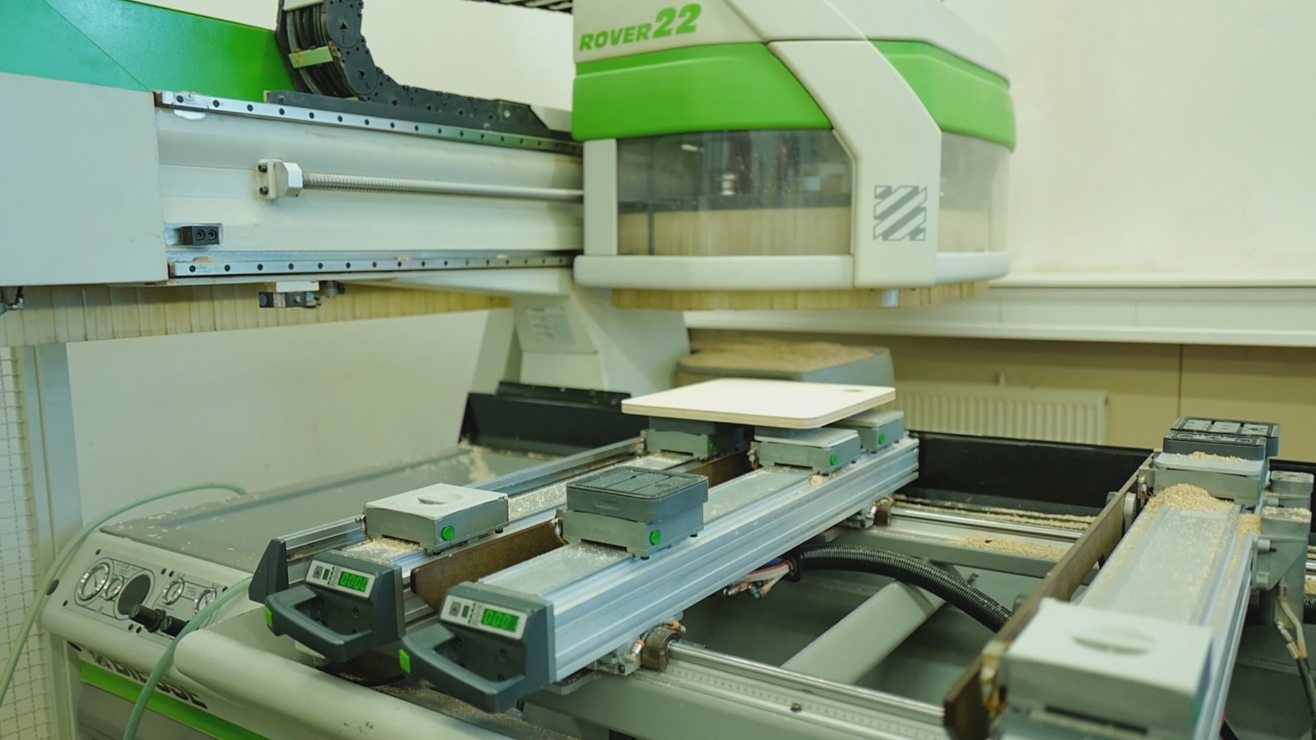 Video: Fertigung der CADO-Kratzbäume in der Manufaktur – CNC-Bearbeitung einer Holzplatte