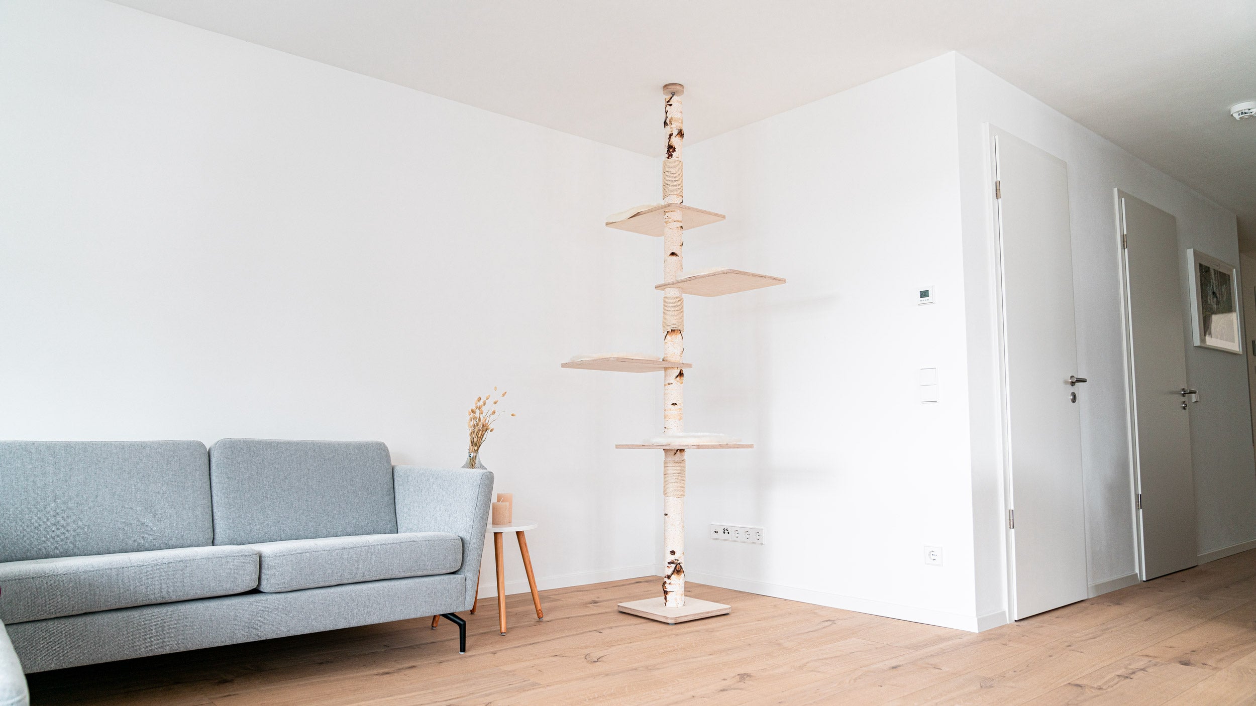Designer-Kratzbaum XXL für große Katzen mit weißem Fell und Birke