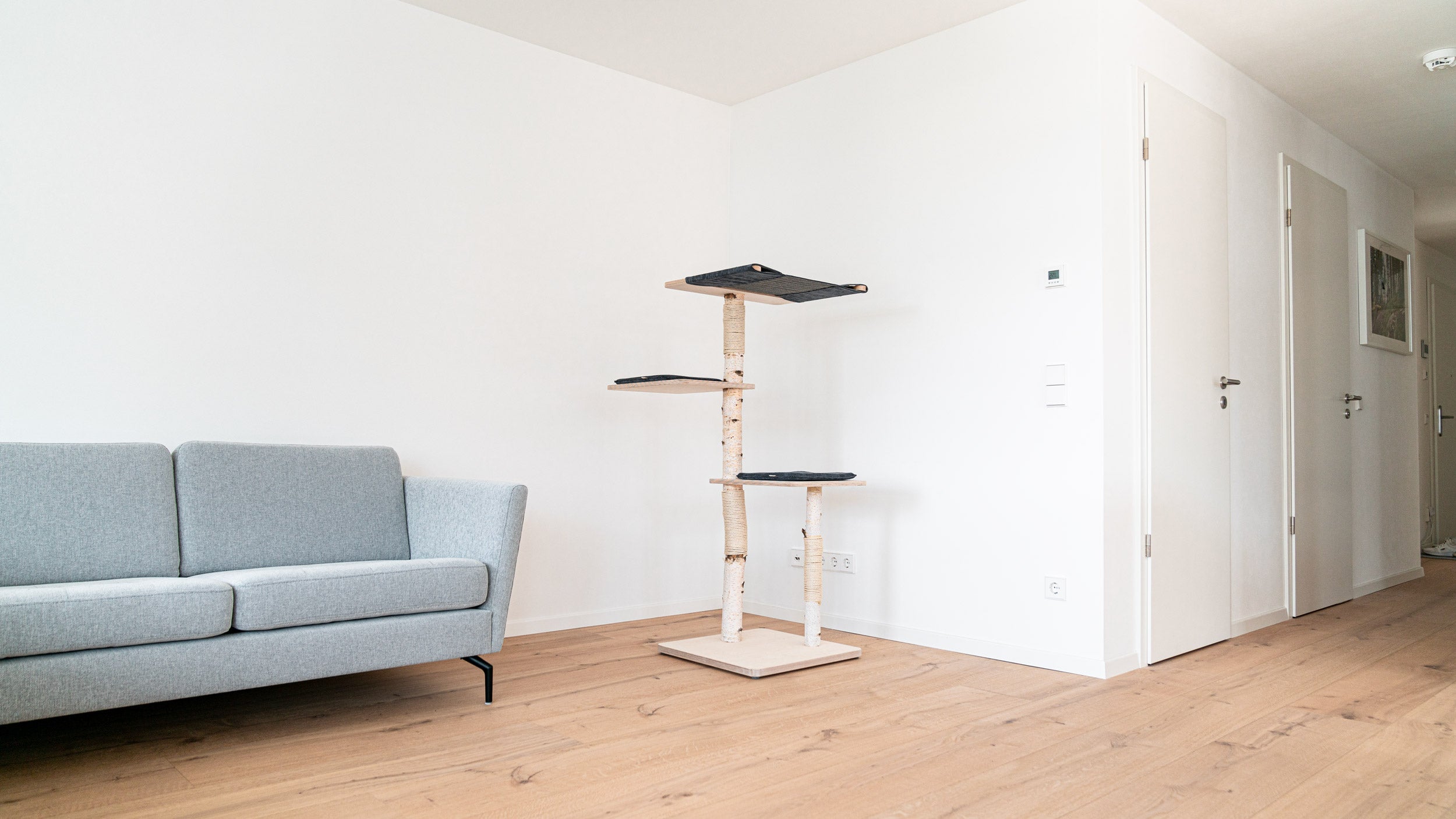 Pure 3 Naturkratzbaum mit Hangematte Natursisal und grauen Kissen